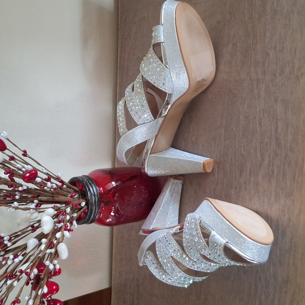 NWT Elegant Silver Strappy Women's Shoes Size 10 - Picture 1 of 16